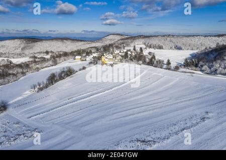 Winterlandschaft, schneebedeckte Felder und Dorf in Samoborsko gorje Stockfoto