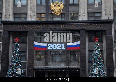 Neujahrsdekoration des Haupteingangs zur Staatsduma der Russischen Föderation im Zentrum von Moskau, Russland Stockfoto