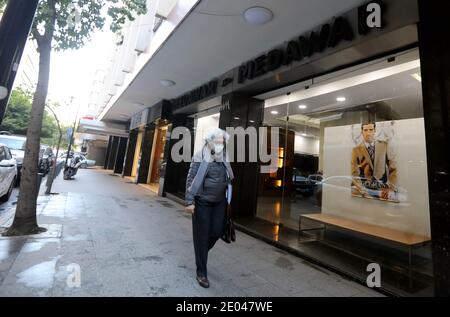 Beirut, Libanon. Dezember 2020. Eine Frau geht am 29. Dezember 2020 an einem Geschäft in Hamra, einer der beliebtesten Einkaufsstraßen in Beirut, der Hauptstadt des Libanon, vorbei. Die anhaltende Wirtschaftskrise, zusätzlich zur COVID-19 Pandemie, hat Tausende von Unternehmen aus dem Geschäft und mehr Menschen aus ihren Arbeitsplätzen getrieben. Quelle: Bilal Jawich/Xinhua/Alamy Live News Stockfoto