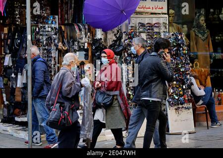 Beirut, Libanon. Dezember 2020. Am 29. Dezember 2020 spazieren die Menschen in Hamra, einer der beliebtesten Einkaufsstraßen in Beirut, der Hauptstadt des Libanon. Die anhaltende Wirtschaftskrise, zusätzlich zur COVID-19 Pandemie, hat Tausende von Unternehmen aus dem Geschäft und mehr Menschen aus ihren Arbeitsplätzen getrieben. Quelle: Bilal Jawich/Xinhua/Alamy Live News Stockfoto