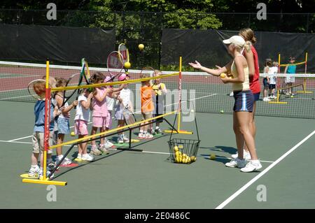 Tennisstunden werden von einer lokalen Gemeinde zur Verfügung gestellt, um zu helfen Kinder lernten das Tennisspiel Stockfoto