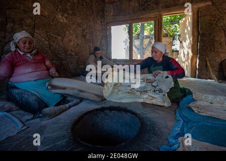 21. Mai 2016 Armenische Frauen machen armenisches traditionelles Brot namens Lavasch, im Dorf Aghdzk Stockfoto