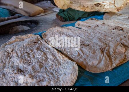 21. Mai 2016 Armenische Frauen machen armenisches traditionelles Brot namens Lavasch, im Dorf Aghdzk Stockfoto