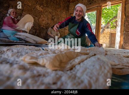 21. Mai 2016 Armenische Frauen machen armenisches traditionelles Brot namens Lavasch, im Dorf Aghdzk Stockfoto