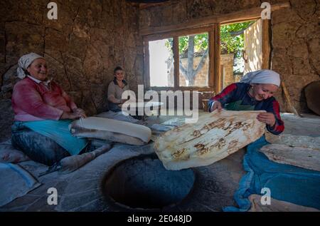 21. Mai 2016 Armenische Frauen machen armenisches traditionelles Brot namens Lavasch, im Dorf Aghdzk Stockfoto