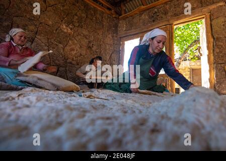 21. Mai 2016 Armenische Frauen machen armenisches traditionelles Brot namens Lavasch, im Dorf Aghdzk Stockfoto