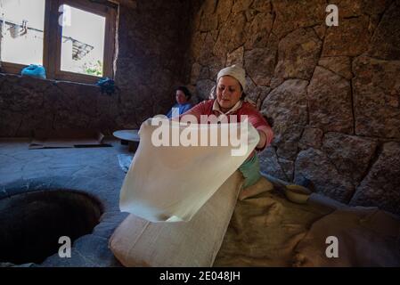 21. Mai 2016 Armenische Frauen machen armenisches traditionelles Brot namens Lavasch, im Dorf Aghdzk Stockfoto