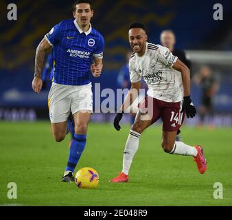 Brighton und Hove, Großbritannien. Dezember 2020. Arsenals Pierre-Emerick Aubameyang und Brighton und Hove Albions Lewis Dunk kämpfen während des Premier League-Spiels im American Express Community Stadium, Brighton und Hove um den Ball Bild von Daniel Hambury/Focus Images/Sipa USA 29/12/2020 Credit: SIPA USA/Alamy Live News Stockfoto