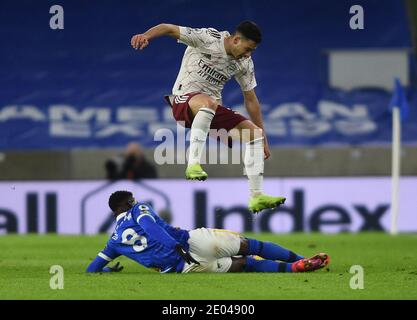 Brighton und Hove, Großbritannien. Dezember 2020. Yves Bissouma von Brighton und Hove Albion bekämpft Gabriel Martinelli von Arsenal während des Premier League-Spiels im American Express Community Stadium, Brighton und Hove Bild von Daniel Hambury/Focus Images/Sipa USA 29/12/2020 Quelle: SIPA USA/Alamy Live News Stockfoto