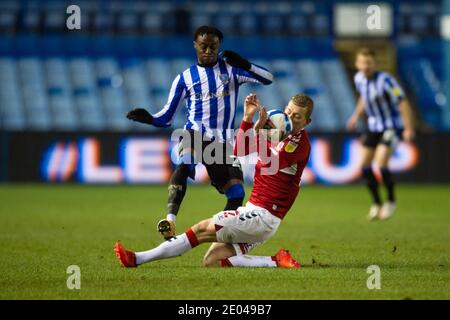 Sheffield, Großbritannien. Dezember 2020. George Saville von Middlesbrough tackles Moses Odubajo von Sheffield Mittwoch während des Sky Bet Championship match in Hillsborough, Sheffield Bild von Matt Wilkinson/Focus Images/Sipa USA 29/12/2020 Kredit: SIPA USA/Alamy Live News Stockfoto