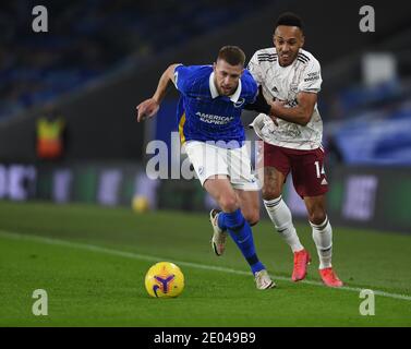 Brighton und Hove, Großbritannien. Dezember 2020. Pierre-Emerick Aubameyang und Brighton von Arsenal und Adam Webster von Hove Albion kämpfen während des Premier League-Spiels im American Express Community Stadium, Brighton und Hove um den Ball Bild von Daniel Hambury/Focus Images/Sipa USA 29/12/2020 Credit: SIPA USA/Alamy Live News Stockfoto