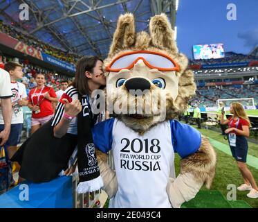 SOTSCHI, RUSSLAND-23 JUNI 2018 EIN Fan wird gesehen küssen die von Russi 2018 FIFA WM-Symbol Zabivaka vor dem Russland 2018 WM Gruppe F Fußball ma Stockfoto