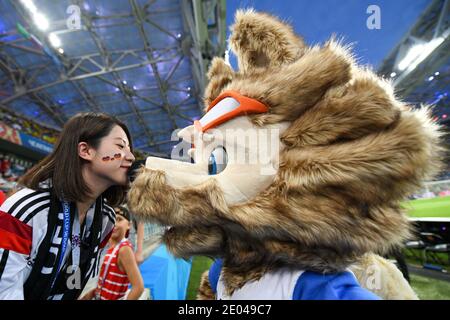 SOTSCHI, RUSSLAND-23 JUNI 2018 EIN Fan wird gesehen küssen die von Russi 2018 FIFA WM-Symbol Zabivaka vor dem Russland 2018 WM Gruppe F Fußball ma Stockfoto