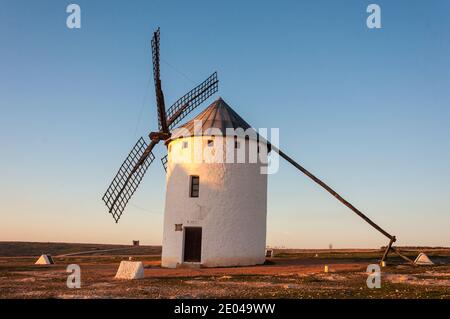 Windmühle bei Sonnenuntergang in Campo de Criptana, Ciudad Real, Spanien Stockfoto