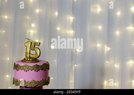 Pink Party Cake, 15. Geburtstag, mit der Goldenen Zahl 15, rosa Kuchen, 15 Jahre alte Geburtstagstorte Stockfoto