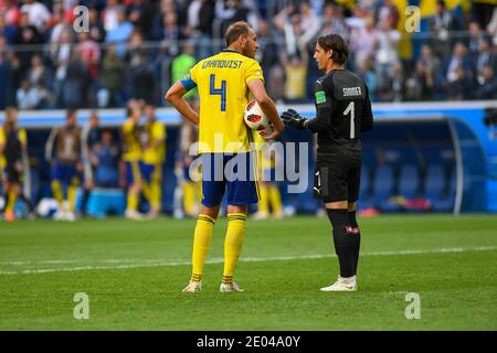 SANKT PETERSBURG, RUSSLAND- 3. Juli 2018: Andreas Granqvist (L) aus Schweden & Torwart Yann Sommer aus der Schweiz während der FIFA Fußball-Weltmeisterschaft Russland 2018 Stockfoto