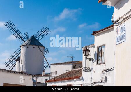 Campo de Criptana Stadtbild mit Windmühlen im Hintergrund. La Mancha, Spanien Stockfoto