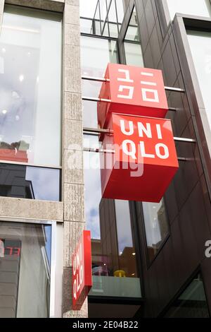 Amsterdam, Niederlande - 18. Oktober 2018: Einkaufsfenster von Uniqlo ein japanisches Bekleidungsgeschäft, das im Zentrum von Amsterdam neu eröffnet wurde Stockfoto