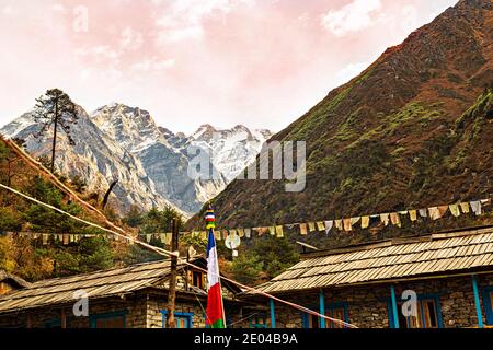 Blick auf die Himalaya-Berglandschaft bei Kothe liegt es auf der Trekkingroute zum Mera-Gipfel in Nepal. Stockfoto