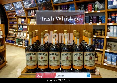 Jameson Whiskey ist im World Duty Free Shop zu sehen London Stansted Airport Essex England Vereinigtes Königreich Großbritannien Stockfoto