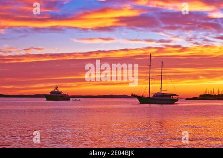 Zadar. Epischer Sonnenuntergang am Meer Yacht und Segelboot Blick. Archipel von Kroatien Stockfoto