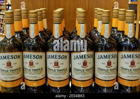 Jameson Whiskey ist im World Duty Free Shop zu sehen London Stansted Airport Essex England Vereinigtes Königreich Großbritannien Stockfoto