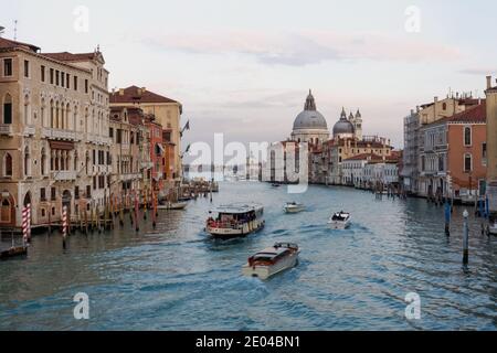 Der Canale Grande bei Sonnenuntergang mit der Basilika Santa Maria della Salute im Hintergrund, Venedig, Italien Stockfoto