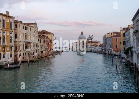 Der Canale Grande bei Sonnenuntergang mit der Basilika Santa Maria della Salute im Hintergrund, Venedig, Italien Stockfoto