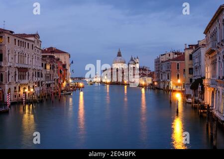 Der Canale Grande bei Sonnenuntergang mit der Basilika Santa Maria della Salute im Hintergrund, Venedig, Italien Stockfoto