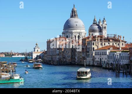 Der Canal Grande und die Basilika Santa Maria della Salute in Venedig, Italien Stockfoto