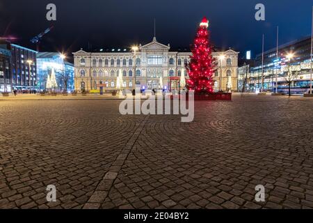 Helsinki Finnland. 29. Dezember 2020 EIN Weihnachtsbaum von Coca-Cola ist auf dem Bahnhofsplatz geschmückt. Hochwertige Fotos Stockfoto