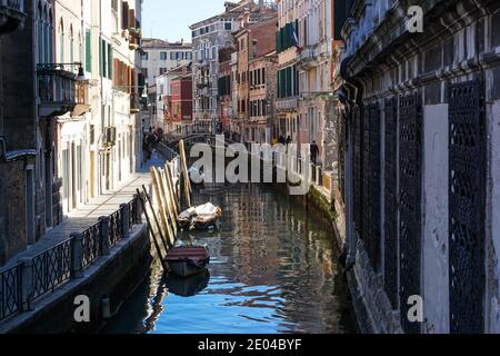 Alte traditionelle venezianische Häuser am rio Marin Kanal in Venedig, Italien Stockfoto