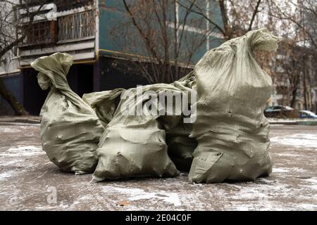 Säcke von Bauabfällen auf der Moskauer Straße im Winter Stockfoto