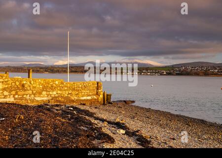 Menai Straits Küstenlinie im Winter, Anglesey, Nordwales Stockfoto