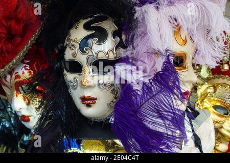 Karnevalsmaske auf dem Display in Souvenirshop in Venedig während Karneval von Venedig, Italien Stockfoto