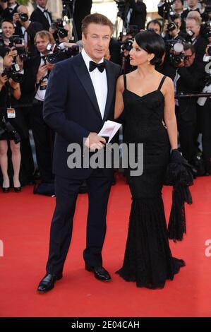 CANNES, FRANKREICH - MAI 16: Alec Baldwin, Hilaria Thomas kommt zur Vorführung von 'Moonrise Kingdom' und zur Eröffnungsfeier des 65. Filmfestivals von Cannes. Am 16. Mai 2012 in Cannes, Frankreich Personen: Alec Baldwin, Hilaria Thomas Credit: Hoo-me / MediaPunch Stockfoto