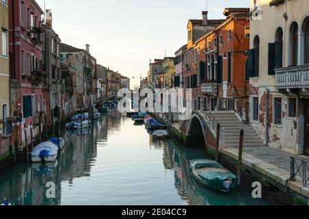 Rio della Sensa Kanal und Fondamenta de la Sensa in der Sestiere von Cannaregio, Venedig, Italien Stockfoto