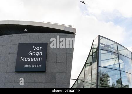 Amsterdam, Niederlande - 18. Oktober 2018: Nahaufnahme des Van Gogh Museums in Amsterdam, zeigt Van Goghs Werk ein populärer und berühmter Duc Stockfoto