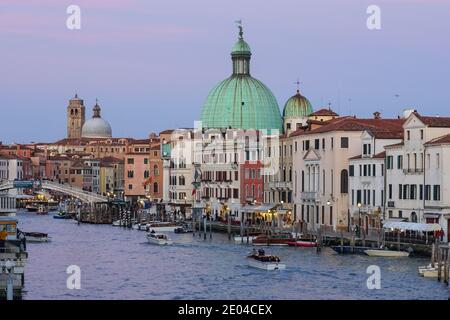 Der Canal Grande bei Sonnenuntergang von der Constitution Bridge in Venedig, Italien Stockfoto