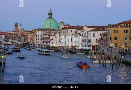 Der Canal Grande bei Sonnenuntergang von der Constitution Bridge in Venedig, Italien Stockfoto