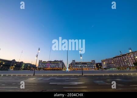 Federal District Gebäude bei Nacht auf Zocalo Constitution Square, Mexiko-Stadt CDMX, Mexiko. Das historische Zentrum von Mexiko-Stadt ist ein Weltkulturerbe Stockfoto