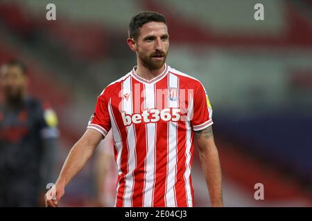 Stoke on Trent, Großbritannien. Dezember 2020. Joe Allen von Stoke City schaut auf. EFL Skybet Championship Spiel, Stoke City gegen Nottingham Forest im bet365 Stadion in Stoke on Trent am Dienstag 29. Dezember 2020. Dieses Bild darf nur für redaktionelle Zwecke verwendet werden. Nur redaktionelle Verwendung, Lizenz für kommerzielle Nutzung erforderlich. Keine Verwendung in Wetten, Spiele oder ein einzelner Club / Liga / Spieler Publikationen.pic von Chris Stading / Andrew Orchard Sport Fotografie / Alamy Live News Kredit: Andrew Orchard Sport Fotografie / Alamy Live News Stockfoto