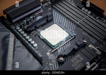 Sarajevo, Bosnien und Herzegowina - 29. Dezember 2020: Neuer Ryzen 5900x Prozessor der fünften Generation im Motherboard-Sockel Stockfoto