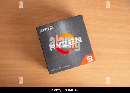 Sarajevo, Bosnien und Herzegowina - 29. Dezember 2020: Neue AMD Ryzen 9 5900x Prozessor-Box der fünften Generation auf dem Tisch Stockfoto