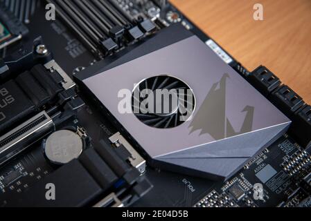 Sarajevo, Bosnien und Herzegowina - 29. Dezember 2020: Gigabyte Aorus Pro x570 Mainboard Chipsatz Kühler Stockfoto