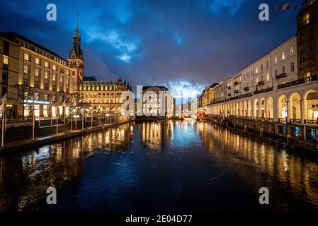 Alster Arkaden in der Hamburger Innenstadt bei Nacht Stockfoto