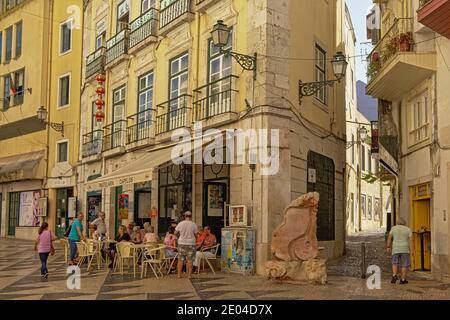 Terrasse in den Straßen des Baixa Chiado Viertels, Lissabon Stockfoto