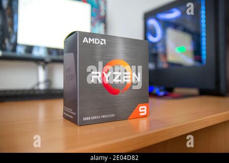 Sarajevo, Bosnien und Herzegowina - 29. Dezember 2020: Neue Zen 3 AMD Ryzen 9 5900x Prozessor-Box auf dem Tisch Stockfoto