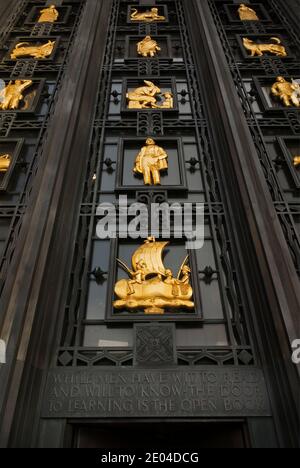 Eingangstüren der Brooklyn Public Library Hauptniederlassung Grand Die Krone des Army plaza ist New York City hoch Stockfoto