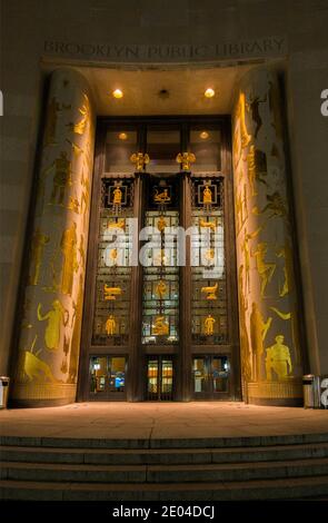 Eingangstüren der Brooklyn Public Library Hauptniederlassung Grand Die Krone des Army plaza ist New York City hoch Stockfoto